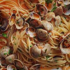 Spaghetti Alle Vongole In White Or Red That Is The Question Let S Answer It Together Spaghetti Alle Vongole Lotsa Pasta Spaghetti