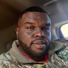 𝟭 𝗬𝗘𝗔𝗥 𝗔𝗡𝗡𝗜𝗩𝗘𝗥𝗦𝗔𝗥𝗬 🥳 “Growing up in Pine Bluff, I aspired  to assist in keeping my community safe. I became a police officer to  restore the relationship between the police and the