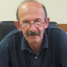 Avliskanis gedgin kçeşi luğepe Exti do goşk'3'ili k'aido k'aepe Varşa  dotk'va,na p'it sevdaluğepe Haşopeten mu ivasen gyuliçkimi. Avlunda  durur,beyaz incir ağaçları Çıkta biçiver iyiden iyilerini Sakın söz  etmeyesin yaptığımız sevdalıkları Gülüm ne