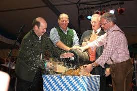 Der ausbruch hat die region geschockt. Waldfeucht Haaren Ozapft Is Bei Fassanstich Segelt Zapfhahn Auf Den Boden