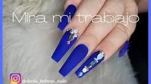 Las uñas decoradas en azul marino tienen la virtud de ofrecer una amplia gama de tonalidades, que van desde lo oscuro a colores muy claros adaptándose a cualquier temporada y ocasión. Unas Color Azul