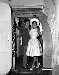 See Elizabeth Taylor S Style Evolution Through The Years In All Her Classic Hollywood Glory Elizabeth Taylor Style Elizabeth Taylor Classic Hollywood