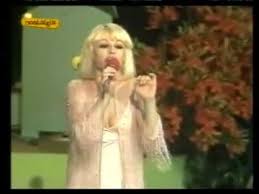 Learn spanish in a fun way with the music video and the lyrics of the song hay que venir al sur (live) of raffaella carrà. Raffaella Carra Hay Que Venir Al Sur Youtube