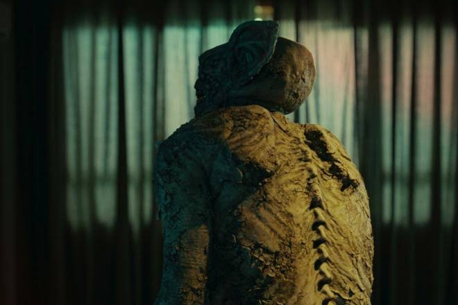 Um olhar mais atento aos monstros horripilantes que semeiam o terror na série original da Netflix "Doce Lar".