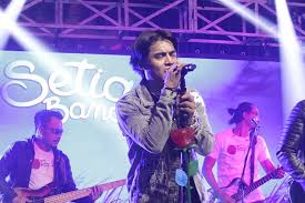 Am dm tak pernah kubayangkan g c begini jadinya f dm suratku engkau balas e am g f dengan undangan. Lirik Dan Chord Lagu Surat Undangan Pernikahanmu Dari Setia Band
