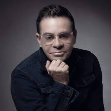 Check out the Aqua table installation from Roche Bobois. This six hundred  pound marble base was hand sculpted. We are in love with this stunning  table with black leather chairs! 🤩 🚨Stay