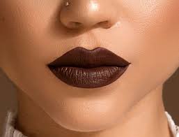 Dengan warna yang demikian beragam tersebut, maka penggunaannya dapat disesuaikan dengan dari mulai lipstik berwarna cerah sampai dengan lipstik dengan warna gelap. Intip 8 Warna Lipstik Yang Cocok Untuk Bibir Hitam Goglam