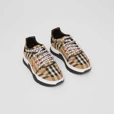 As burberrys renamed to burberry, a modified knight accompanied by new serif wordmark were unveiled. Baumwollsneaker Im Vintage Check Design Mit Burberry Logo Vintage Beige Kinder Burberry