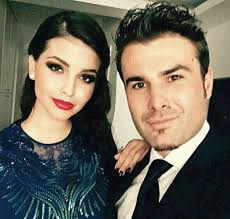Adrian mutu trăieşte o frumoasă poveste de dragoste cu sandra, tânăra care îi va dărui în curând un copil. Adrian Mutu Se InsoarÄƒ Din Nou Fotbalistul A Cerut O De SoÅ£ie Pe Sandra Bachici Divertisment Stiri Eva Ro