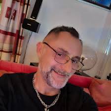 🔴🚨🇫🇷 Une boutique Chanel a été vandalisée sur les Champs-Élysées, à  Paris.