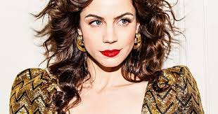 Elise Schaap's Instagram, Twitter & Facebook