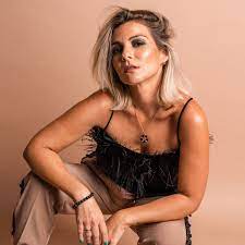 She was born in 1970s, in generation x. Catarina Miranda Facebook