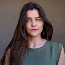 Кто последний отпустит руку от пола, получит 1000$ челлендж. Marta Martakosmyna Twitter