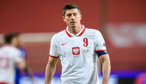 تصدرت السويد المجموعة الخامسة وأقصت بولندا من بطولة أوروبا يورو 2020. Ù…Ù†ØªØ®Ø¨ Ø§Ù„Ø³ÙˆÙŠØ¯ Ø§Ø·Ø§Ø­ Ø¨Ø±ÙØ§Ù‚ Ù„ÙŠÙØ§Ù†Ø¯ÙˆÙØ³ÙƒÙ‰ Ù…Ù† Ø§Ù„ÙŠÙˆØ±Ùˆ Ø¨Ø«Ù„Ø§Ø«ÙŠØ© Ù…Ø«ÙŠØ±Ø©