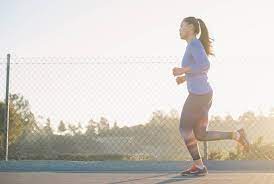 Liegestützen zählen zu den beliebtesten kraftübungen, um sein fitnesstraining zuhause effizient zu mit diesen vorgestellten fitnessübungen für zuhause ist eine guter trainingsstart für fast jeden. Ausdauertraining Fur Zuhause Unsere 9 Top Ubungen Schnell Effektiv
