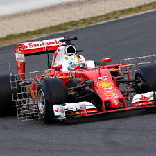 Wer führt die formel 1 weltmeisterschaft an? Formel 1 Sebastian Vettel Im Gitter Ferrari Und Mit Bestzeit