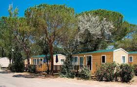 On vous emmène dans une chouette station balnéaire très prisée des touristes en manque. Mobile Home Odalys Mobile Home Campsite Elysee Languedoc Roussillon Le Grau Du Roi Port Camargue
