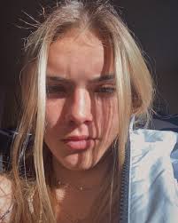 Carly Giles's Instagram, Twitter & Facebook