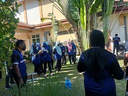 Kerja bakti di kawasan perumahan setiap akhir pekan membantu ibu mengerjakan pekerjaan rumah gotong royong adalah istilah dalam bahasa indonesia yang mengarah pada. Aktiviti Gotong Royong Dan Menanam Pokok Sekitar Kawasan Pdt Ipoh Pdt Ipoh E Tanah Perak