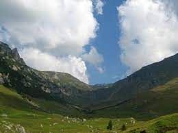 Un loc de vis, un loc unde cerul se întâlnește cu pământul și demonstrează încă o dată că romania are o o mulțime de destinații turistice superbe, ce le întrec cu mult pe cele europene. Locul Unde Cerul Se Intalneste Cu PÄƒmantul Gura De Rai Din MunÅ£ii Bucegi Antena 1
