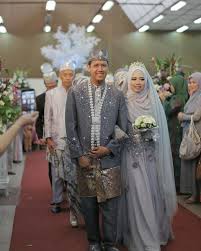 Baju adat pengantin melayu as1301rp853.000: 13 Inspirasi Gaun Pengantin Melayu Untukmu Yang Berhijab Sederhana Sopan Dan Tetap Menawan