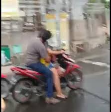 Viral video gunung rowo bergoyang, sepasang remaja terekam kamera. Video Dua Sejoli Mesum Saat Berkendara Di Perempatan Suramadu Viral Di Surabaya Menaratoday Com