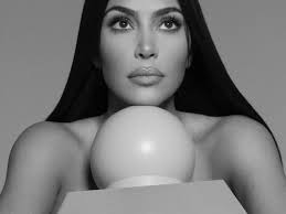 Kim Kardashian predstavila novi parfem ponavljajući imidž Cher