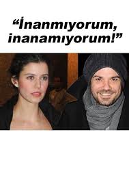 Babası hüseyin avni saat, annesi beren saat'in ikinci sinema filmi gecenin kanatları 2010 yılında sinemalarda oynamaya başladı. Saat E Hayranlarindan Dogulu Tepkisi