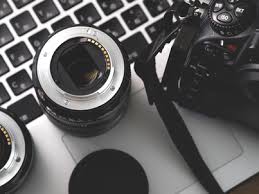 Fotoğraf makinesi çantası, hafıza kartınız, şarj aleti, filtreler, yedek pil ve dış çekimler için çekim çadırı ile şemsiyeler. Fotografcilik Ekipmanlari Ve Malzemeleri Fotografcinin Yaninda Bulunmasi Gerekenler