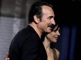 Jun 14, 2021 · den abschluss bilden fünf musiker, darunter dujardin, die diese lieder mit ihm geschrieben haben. Jean Dujardin Is A Big Head A Close Balance