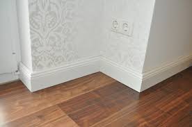Wir verkaufen leisten seit 2001 · vertrauen sie dem fachmann. Weisse Sockelleisten Im Landhaus Stil Auf Dunklem Laminat Verlegen Hausbau Blog