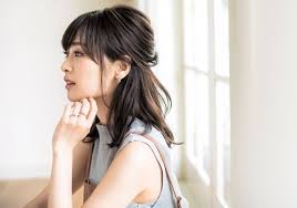 正統派ハーフアップに今っぽさをプラス ほの甘ハーフアップくるりんぱ 美的 com 美髪 ヘアスタイリング セミロング まとめ髪