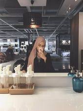Namun saat foto itu kemudian dicetak, mereka terkejut bahwa ada sosok yang tampak seperti badan terjuntai atau tergantung dari plafon dan kelihatan di belakang mereka. Wanita Berjilbab Selfie Cantik Di Belakang Cermin Wanita Gadis Berjilbab Kecantikan