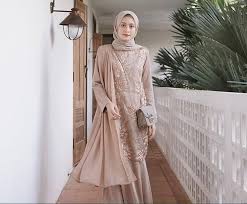 Menggunakan warna maroon dengan desain brokat yang sederhana ini sangat cocok untuk dipadukan dengan pashmina sederhana agar penampilan menjadi semakin anggun dan kekinian. 50 Model Baju Gamis Brokat Kombinasi Modern Terbaru