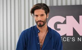 Ο γιώργος παύλος περιγράφει πως η κρίση των αξιών, των ηθών, η οικονομική, η κοινωνική και της υγείας οδηγεί σε χιτλεροσταλινικά μοντέλα διακυβέρνησης όπου ο άνθρωπος δε θα έχει καμία. Giwrgos Karabas Biografiko Hlikia