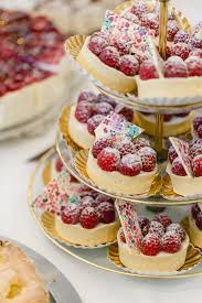 Hochzeits Kuchenbuffet Mit Himbeertortchen In 2020 Kuchen Buffet Hochzeit Catering Himbeertortchen