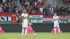 Tüntet a magyar meccs helyett hagi. Hetek Kozeleti Hetilap Oriasi Futtyszoval Fogadta A Magyar Szurkolotabor Az Ir Valogatott Terdeleset Video