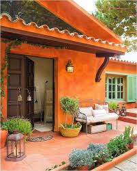 As Cores De Casas Intensas Que Tendem Para As Mais Terrosas Harmonizam Bem Com Projetos Campestres Casa Espanhola Exteriores De Casas Casas Coloridas
