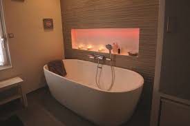 Baignoire Ilot Lapeyre Sublim Avec Robinet Mitigeur Cascade Grohe Mur Imitation Pierre Grise Structure E Idee Salle De Bain Salle De Bain Design Salle De Bain