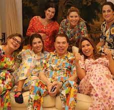 O que não é legal é você, um senhor da sua idade, pai, avô e bisavô falando da loirinha bonitinha, disse. Apos Silvio Santos Vetar Rebeca Abravanel No Sbt Confira Os Momentos Da Familia Do Apresentador Estrelando