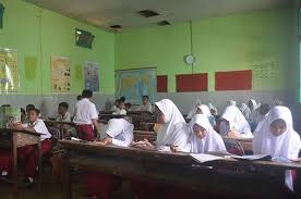 Aku mengusap kepala ayahku yang menetek pada payudaraku dan menghujamkan batang kemaluannya di vaginaku, seperti mengelus anak kecil. Dibangun 1916 Masih Terawat Sampai Sekarang