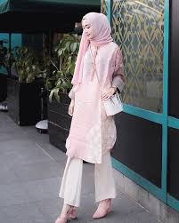 Ada banyak model baju pesta yang biasa dipakai oleh kaum perempuan, baik yang memiliki kesan formal maupun santai. 4 Ide Outfit Kondangan Hijab Dengan Celana Yang Elegan Dan Menawan Anti Ribet Semua Halaman Cewekbanget