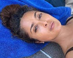 Así lucía salma hayek cuando empezó a conquistar hollywood. Salma Hayek Shows Off White Hair In New No Makeup Instagram