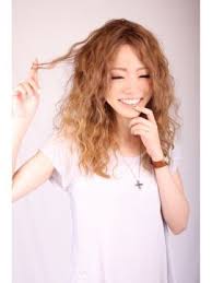 デイリーアレンジ ギャル系 セミロング ヘアアレンジ画像集 セット ヘアスタイル カラー レディース パーマヘア セミロング パーマ ヘアスタイル
