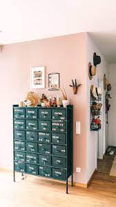 Tischdeko, wohntextilien, vasen, bilder und andere dekorationen für wohnzimmer, schlafzimmer, jugendzimmer, badezimmer, eingang, garten, esszimmer und küche sind daher beim einrichten unverzichtbar. Wohnung Umgestalten 5 Dekoideen Fur Eine Kommode