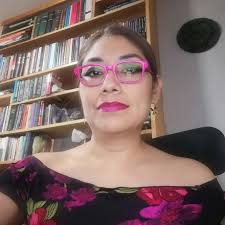 La Maestra @juanasolano999 tiene Maestría en Derecho Constitucional y  Amparo; con 24 años de servicio en el Poder Judicial Federal, es también  Terapeuta Holística desde 2005 y Maestra en Sanación con Rosas