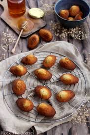 Madeleines Au Miel Et A L Orange Rock The Bretzel Recette Recette Madeleine Recettes Sucrees Bretzels