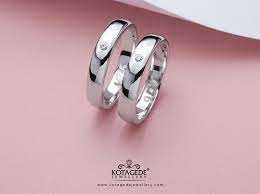 Pertimbangan itu mencakup model, harga, dan desain cincin tunangan & cincin perkawinan. Cincin Nikah Platidium Halal Untuk Pria Muslim Seperti Apa