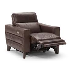 Expert designers and architects study global trends in fashion, art, and furniture design to create sofas and armchairs that deliver complete comfort and satisfaction. Natuzzi Editions Uffizi Electric Reclining Armchair Leather Category 15 Armchairs Meubles