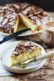 Le voyant une fois, puis deux et encore une fois cette semaine chez pour ce gâteau il faut : Gateau Au Lait D Amande Et Son Glacage Bicolore Une Graine D Idee